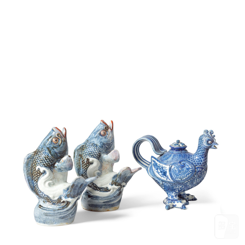 十八/十九世紀 有田燒鯉魚形瓶一對及鳳形壺 | A PAIR OF ARITA PORCELAIN 'CARP' VASES AND A BLUE AND WHITE 'PHOENIX' EWER AND COVER